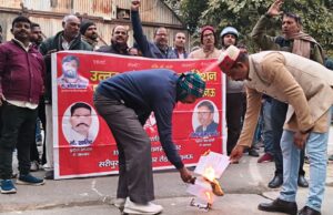 आक्रोशित बिजली संविदा कर्मियों ने समझौता पत्र फूंका