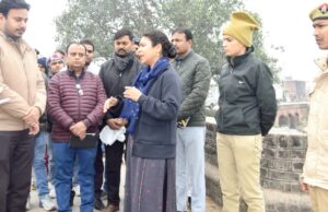 मुक्तिधाम रोड का निर्माण डीएम ने किया निरीक्षण, एस्टीमेट बनाने के निर्देश