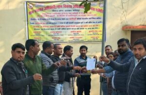 ग्राम विकास एवं पंचायत सचिवों का विरोध तेज, डोंगल व डीएससी जमा कर दी चेतावनी