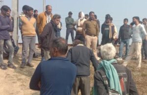 एकारी गांव में रेलवे बैरीकेटिंग का विरोध, किसानों ने रास्ता न बंद करने की उठाई मांग