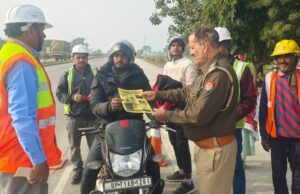 कोहरे के मौसम में हादसों की रोकथाम को सैकड़ों वाहनों में लगाए गए निःशुल्क थ्री-एम रेडियम रिफ्लेक्टिव स्टिकर
