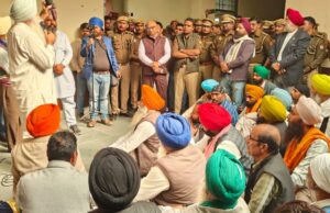 सिख समाज सड़कों पर उतरा, एसडीएम कार्यालय का घेराव