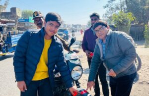 डाक्टर ख़ान ने बेटे के साथ मिलकर गाड़ियों में लगाया रेडियम