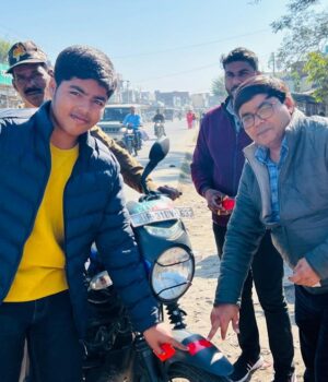 डाक्टर ख़ान ने बेटे के साथ मिलकर गाड़ियों में लगाया रेडियम