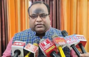 फतेहपुर में भाजपा जिलाध्यक्ष के स्वागत बैनर रातों-रात फाड़े गए कार्यकर्ताओं का हंगामा