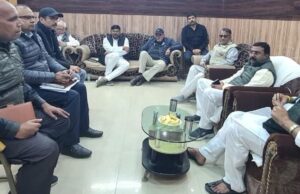 एम एल सी ने विकास कार्यों की समीक्षा कर प्रशासनिक अधिकारियों का बढ़ाया तापमान