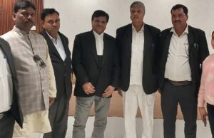 बार काउंसिल सदस्य पद के प्रत्याशी यशपाल सिंह ने कचहरी में किया जनसंपर्क