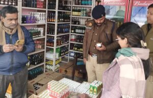 गोला एसडीएम व सीओ ने अंग्रेजी व देशी शराब की दुकानों का किया निरीक्षण