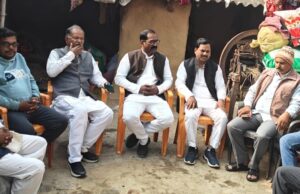 सपा का प्रतिनिधिमंडल पहुंचा राजगढ़, मृतकों के परिजनों से मिला