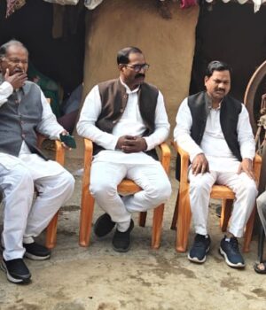 सपा का प्रतिनिधिमंडल पहुंचा राजगढ़, मृतकों के परिजनों से मिला