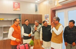 शिक्षकों की समस्या निदान हेतू मंडलायुक्त को सौंपा ज्ञापन