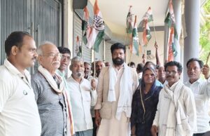 कांग्रेस जिलाध्यक्ष कार्यकर्ताओं के साथ वोट चोर गद्दी छोड़ रैली के लिए दिल्ली रवाना