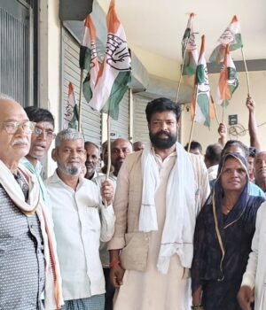 कांग्रेस जिलाध्यक्ष कार्यकर्ताओं के साथ वोट चोर गद्दी छोड़ रैली के लिए दिल्ली रवाना