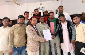 एसआईआर निर्वाचन प्रक्रिया में अनियमितताओं को लेकर जिलाधिकारी को सौंपा ज्ञापन