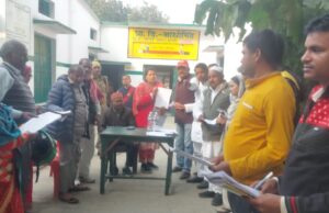 बीएलओ ने बीएलए को सौंपी अनुपस्थित मतदाताओं की सूची