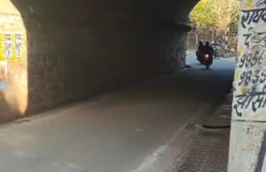 कच्चे पुल पर नालों की सुरक्षा का अभाव: जिम्मेदार मौन, दुर्घटनाओं का खतरा बढ़ा