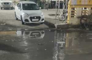 बदबूदार पानी का दलदल बना बढ़नी रेलवे स्टेशन का मुख्य द्वार, यात्री-राहगीर परेशान