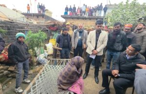 डीएम ने बिशुनपुर कोड़र पहुंचकर पीड़ित परिवार से की मुलाकात, 5 लाख रुपए की आर्थिक सहायता की प्रदान
