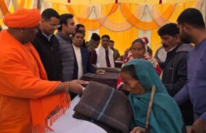 जिलाधिकारी व महंत देवीपाटन मंदिर द्वारा भगवानपुर कोड़र में कंबल वितरण कार्यक्रम का हुआ आयोजन
