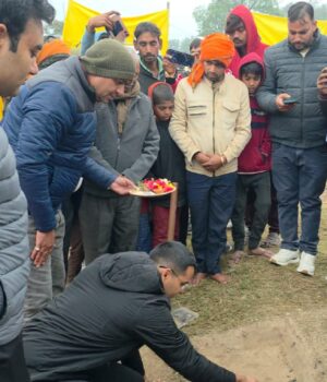 ग्राम परशुरामपुर को विकास की नई सौगात, डीएम ने पक्के चकमार्ग का किया शुभारंभ