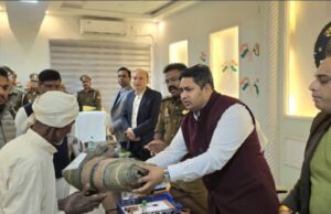 जिलाधिकारी ने असहाय वृद्धो को कंबल किये वितरित