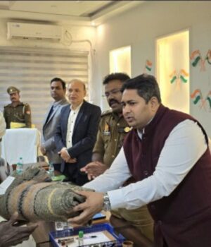 जिलाधिकारी ने असहाय वृद्धो को कंबल किये वितरित