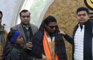 जिलाधिकारी ने जनसुनवाई में पहुंचे दिव्यांग को भेंट किया कंबल और शिकायतों के त्वरित निस्तारण का दिया निर्देश