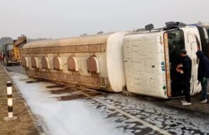 टायर फटने से मैथिल एसिड टैंकर पलटावाहन अनियंत्रित होकर डिवाइडर से टकराया