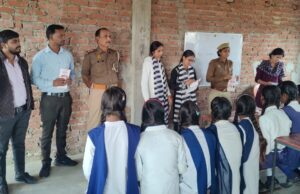 त्रिलोकपुर में छात्र-छात्राओं को सुरक्षा कानूनों की दी गई जानकारी