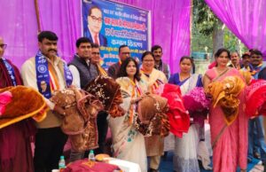 एससी एसटी कर्मचारी कल्याण समिति पारीछा ने ज़रूरतमंदों को बांटे कंबल