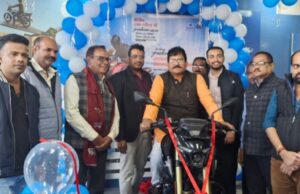 ध्रुव-तारा ऑटोमोबाइल्स बजाज शोरूम पर पल्सर एन 160 का भव्य लॉन्च