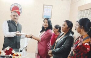 एडी बेसिक को महिला शिक्षकों ने तलवार व पगड़ी भेंट की,पदभार ग्रहण करने की दी शुभकामनाएं