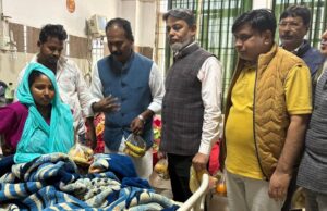 कांग्रेसियों ने अस्पताल में फल वितरित कर मनाया सोनिया गांधी का जन्म दिन