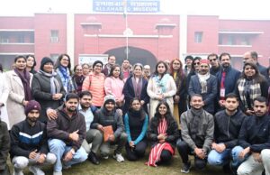 मण्डलायुक्त-निदेशक, इलाहाबाद संग्रहालय द्वारा विरासत यात्रा का हरी झंडी दिखाकर किया गया शुभारम्भ