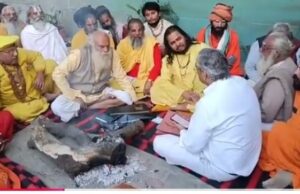 दलदली जमीन से खाक चैक के संत आकोशित, धरना शुरू