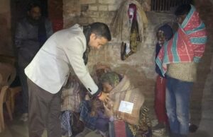 कड़ाके के ठंड के बीच गरीबों के झुग्गी-झोपड़ियों तक पहुंचे डीएम