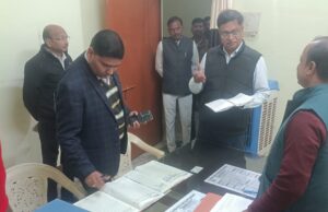विकास भवन निरीक्षण में लापरवाह कर्मियों पर सख्त कार्रवाई, वेतन रोकने के निर्देश