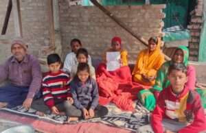 खुले आसमान के नीचे दिव्यांग महिला का अनशन जारी, बना संवेदनहीनता का नजीर