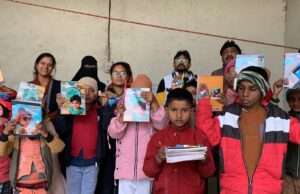 जौनपुर आम आदमी पार्टी द्वारा सावित्रीबाई फुले की जयंती पर ग्रामीण बच्चों को किताबें व पेंसिल वितरित