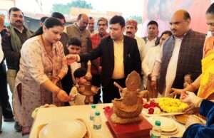 मां सरस्वती का बीएसए ने लिया आशीर्वाद, किया प्रसाद वितरण