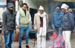 कालीन नगरी भदोही में सर्दी का सितम जारी न केवल रातें बल्कि दिन भी गुजर रही है भरपूर ठिठुरन से, राहत के लिए अलाव बना सहारा