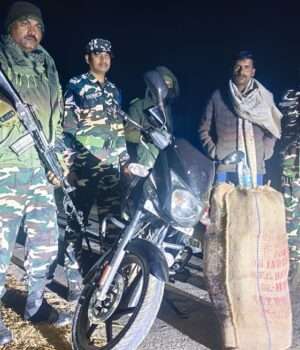 नेपाली शराब के साथ बाइक सवार को एसएसबी ने दबोचा