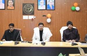 आयुष्मान कार्ड की धीमी प्रगति पर डीएम सख्त, घर पर प्रसव पर जिम्मेदारी तय