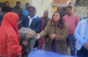 विकास खंड शंकरगढ़ के कपारी गांव में असहाय एवं गरीबों को कंबल वितरण