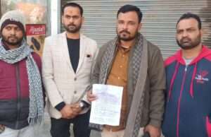 रेनॉल्ट कार शोरूम के खिलाफ कलेक्ट्रेट पहुंचा पीड़ित कर्मचारी