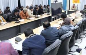 जिलाधिकारी ने विशेष प्रगाढ़ पुनरीक्षण व त्रिस्तरीय पंचायत के सम्बन्ध में अधिकारियों के साथ की बैठक