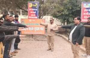 एआरटीओ कार्यालय में नए अभ्यर्थियों को सड़क सुरक्षा नियमों की दी गई जानकारी