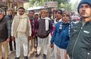 अवैध रूप से पत्थर गाड़े जाने का आरोप, ग्रामीणों ने डीएम से की शिकायत