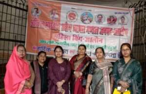 मकर संक्रांति पर महिला व्यापारियों ने बांटी खिचड़ी