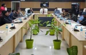 उद्योग बंधु बैठक में जिलाधिकारी सख्त, निवेश मित्र आवेदनों के त्वरित निस्तारण के दिए निर्देश